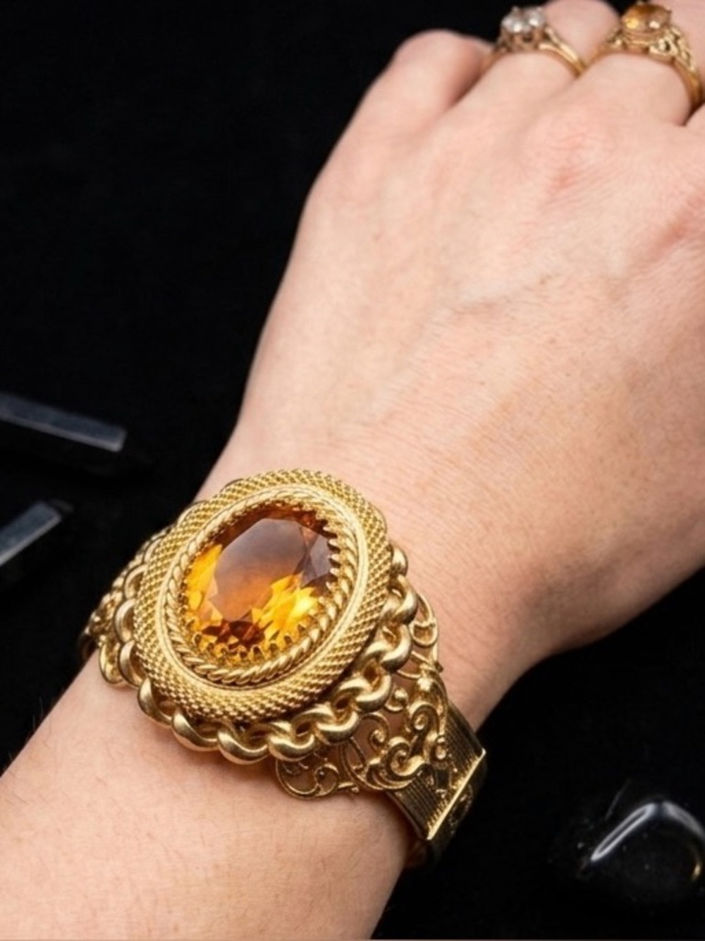 Gorgeous!!!!Vintage Gold-Tone Women's Bracelet with cetrine gem